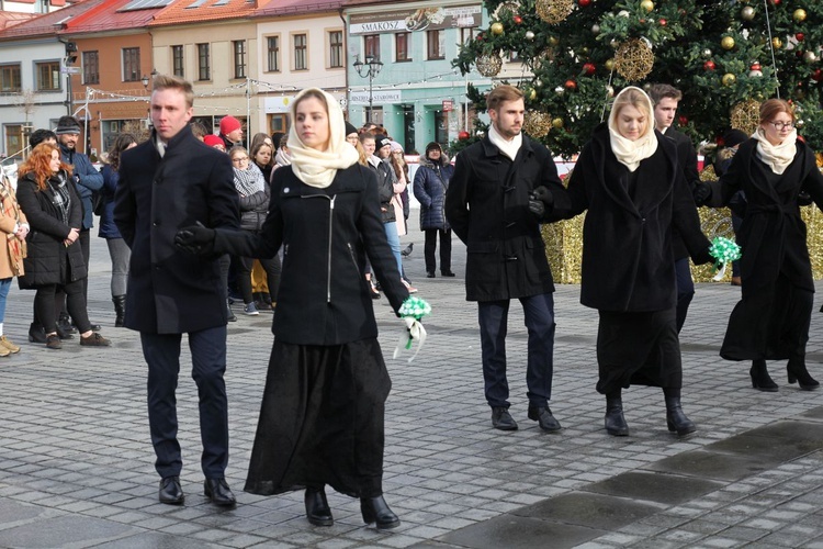 5. Polonez maturzystów z "Kopernika" na rynku w Żywcu - 2020