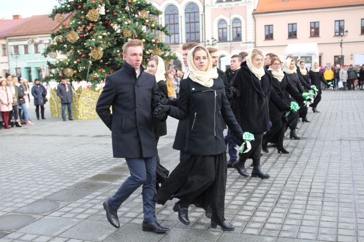 5. Polonez maturzystów z "Kopernika" na rynku w Żywcu - 2020