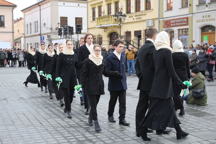 5. Polonez maturzystów z "Kopernika" na rynku w Żywcu - 2020