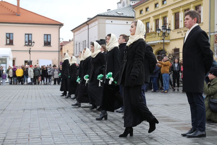 5. Polonez maturzystów z "Kopernika" na rynku w Żywcu - 2020