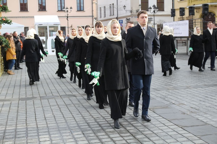 5. Polonez maturzystów z "Kopernika" na rynku w Żywcu - 2020