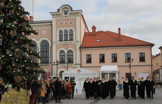 5. Polonez maturzystów z "Kopernika" na rynku w Żywcu - 2020