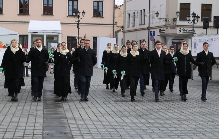 5. Polonez maturzystów z "Kopernika" na rynku w Żywcu - 2020