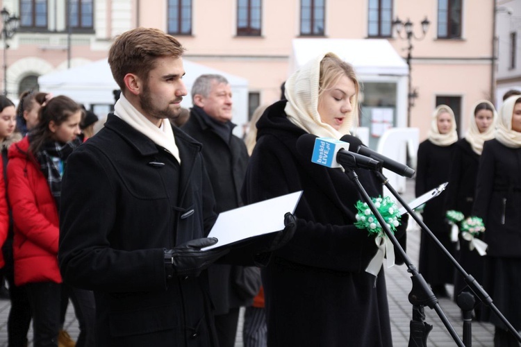 5. Polonez maturzystów z "Kopernika" na rynku w Żywcu - 2020