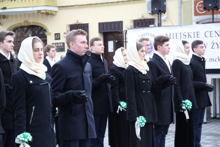 5. Polonez maturzystów z "Kopernika" na rynku w Żywcu - 2020