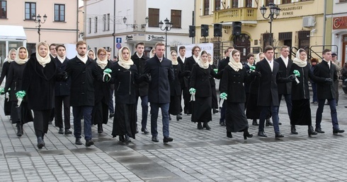 Żywieccy maturzyści zaprezentowalii poloneza na miejskim rynku.