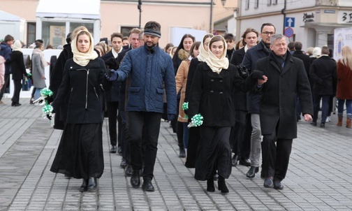 Maturzyści w polonezie z władzami samorządowymi, nauczycielami i mieszkańcami Żywca.