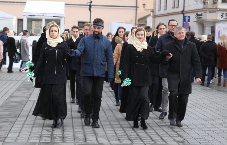 Maturzyści w polonezie z władzami samorządowymi, nauczycielami i mieszkańcami Żywca.