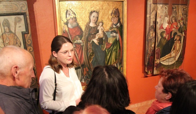 Patrycja Kucharzyk i uczestnicy spotkania "Nasze dziedzictwo" przy łękawickiej "Sancta Conversazione" w Muzeum Miejskim w Żywcu