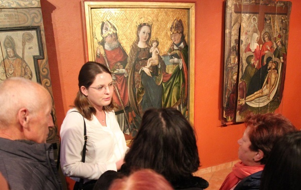 Patrycja Kucharzyk i uczestnicy spotkania "Nasze dziedzictwo" przy łękawickiej "Sancta Conversazione" w Muzeum Miejskim w Żywcu