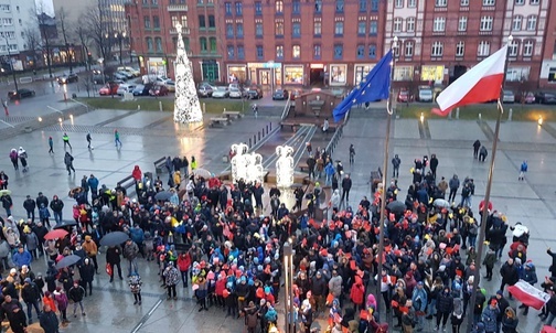 Ruda Śląska. Protest pod hasłem "Żółta kartka dla Rady Miasta"