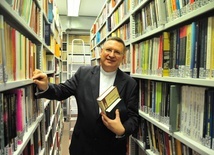 Ks. prof. Mirosław Wróbel zachęca do lektury Pisma Świętego.