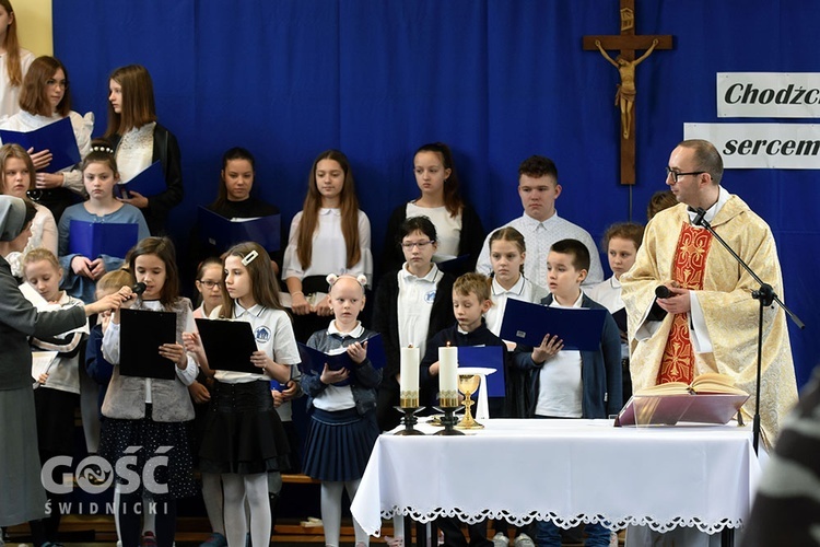 Ks. Szałek w otoczeniu scholi szkoły salezjańskiej.