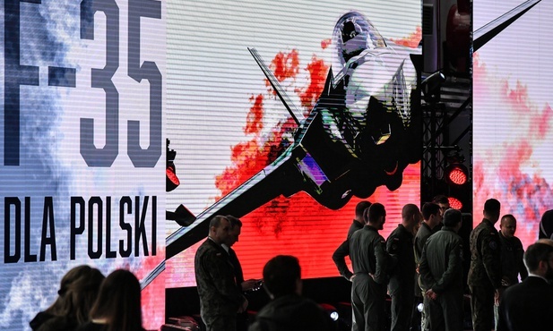 Szef MON podpisał w Dęblinie umowę na zakup od USA 32 bojowych samolotów F-35