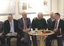 W spotkaniu uczestniczyli przyjaciele Jacka Jerza, działacze niepodległościowi spod znaku Solidarności. Od prawej Krzysztof Szewczyk i Andrzej Sobieraj.
