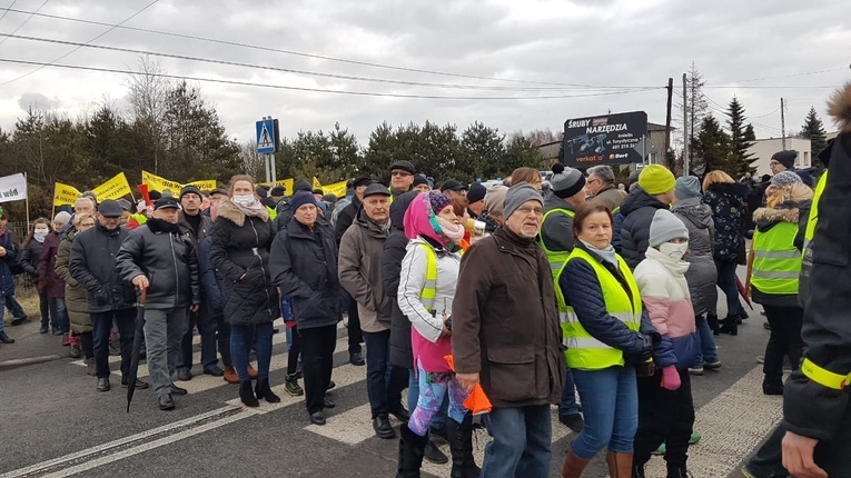 Imielin. Protest przeciwko eksploatacji prowadzonej przez PGG i kontrmanifestacja w obronie miejsc pracy 