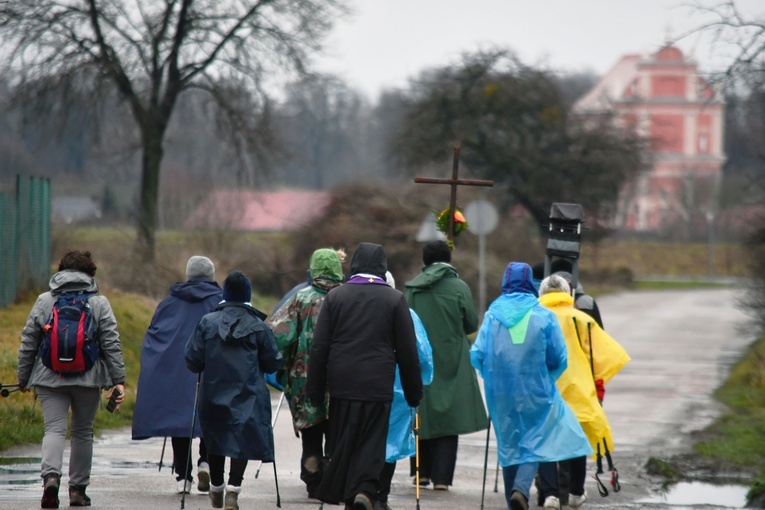 Nie boją się wilków. Pielgrzymka piesza z Człopy do Skrzatusza