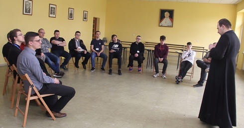 Różaniec ratuje, gwarantują. Rekolekcje dla młodzieży męskiej w WSD