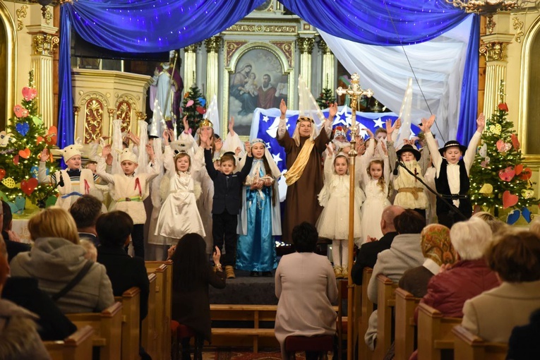 Jasełka w wykonaniu dzieci ze szkoły podstawowej.