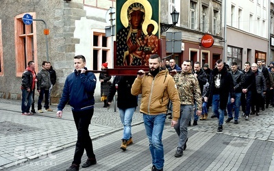 Na przedzie orszaku idzie obraz Jasnogórskiej Pani. Od niedawna w specjalnym feretronie.