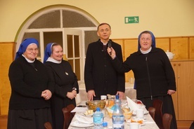Biskup wraz z siostrami w refektarzu.