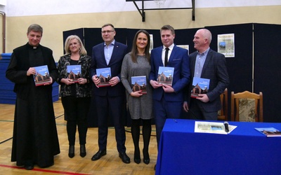 W promocji książki uczestniczyły osoby, których pomoc była nieoceniona podczas przygotowywania publikacji (autor publikacji 2 od prawej).