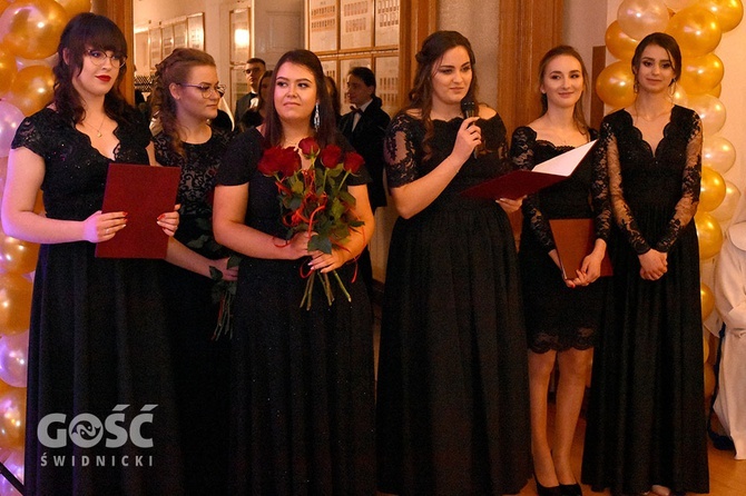 Studniówka maturzystek Liceum Sióstr Niepokalanek