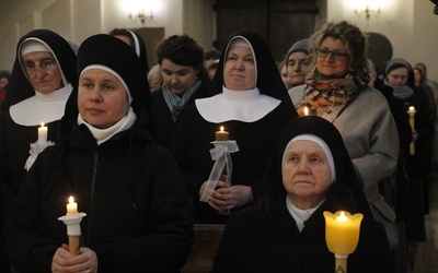 W łowickiej katedrze zgromadziły się wszystkie stany konsekracji. Siostry, bracia, dziewice i wdowy... 