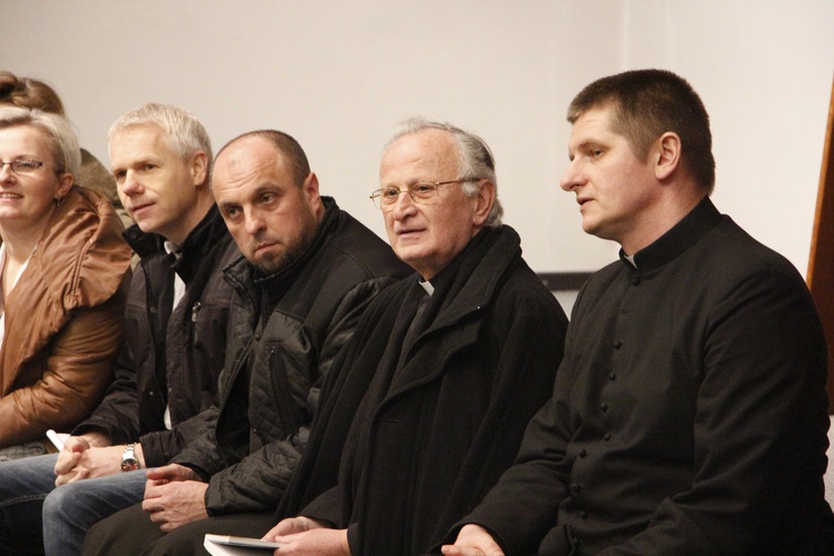 W posługę w diakonii wyzwolenia jej członków wprowadzili księża moderatorzy oraz o. Marian Piwko CR.