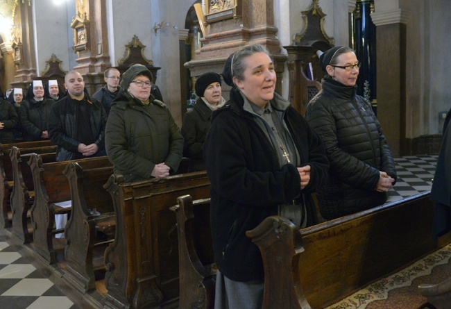 Pielgrzymka osób konsekrowanych do Studzianny