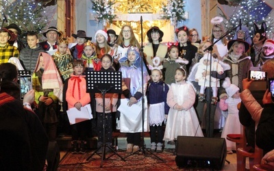 Rodzinna schola "Solo Dios basta" z Pisarzowic w kamesznickim kościele.