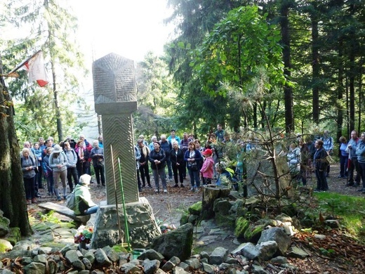 Profanacja kapliczki w Kozach i krzyża na Trzech Lipkach