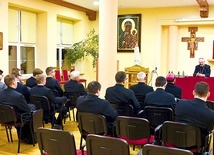 ▲	Druga część spotkania odbyła się w auli świdnickiej uczelni kształcącej przyszłych księży.