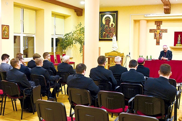 ▲	Druga część spotkania odbyła się w auli świdnickiej uczelni kształcącej przyszłych księży.