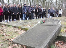 ▲	Uroczystość na cmentarzu żydowskim w Baranowie Sandomierskim.