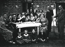 ▲	Rudnik, lata 30. XX wieku. Towarzyskie spotkanie rodzin Bock i Feigenbaum.