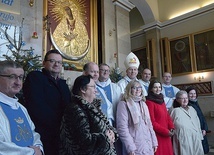 ▲	Z uczestnikami spotkał się bp Piotr Turzyński, który przewodniczył Mszy św. w skarżyskiej Ostrej Bramie.