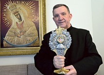 ▲	Ks. Jerzy Karbownik z relikwiarzem świętego mnicha.