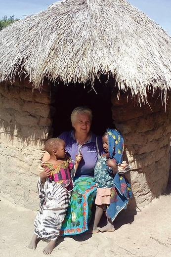 ▲	S. Cecylia Bachalska odwiedza wioskę chorych na trąd w Tanzanii, gdzie mieszkają także dzieci.