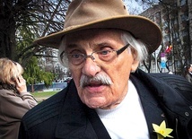 	Samuel Willenberg, autor figur, często pozował swojemu ojcu, Perecowi, twórcy obrazu Jezusa na ścianie w jednej z kamienic przy ul. Marszałkowskiej.