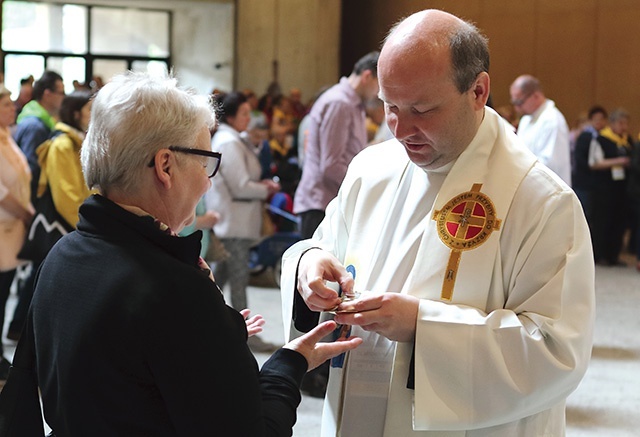 ▲	Ksiądz Wojciech Bartoszek w trakcie udzielania sakramentu namaszczenia chorych podczas pielgrzymki do Lourdes.