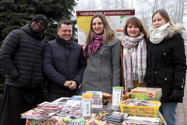 Kombonianie odwiedzili Radgoszcz 26 stycznia. W środku Ewelina Gwóźdź, obok niej (z prawej) Marcelina  ze Szczawy.