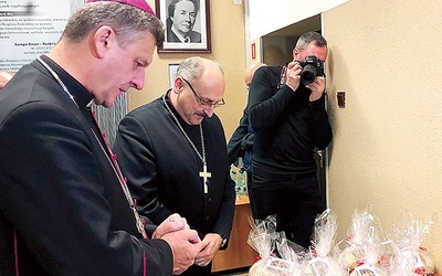 ▲	Biskupi Roman Pindel i Adrian Korczago pobłogosławili ekumeniczne chlebki dla lektorów.