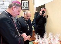 ▲	Biskupi Roman Pindel i Adrian Korczago pobłogosławili ekumeniczne chlebki dla lektorów.