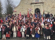 Wspólne pamiątkowe zdjęcie przed kościołem w Ujsołach