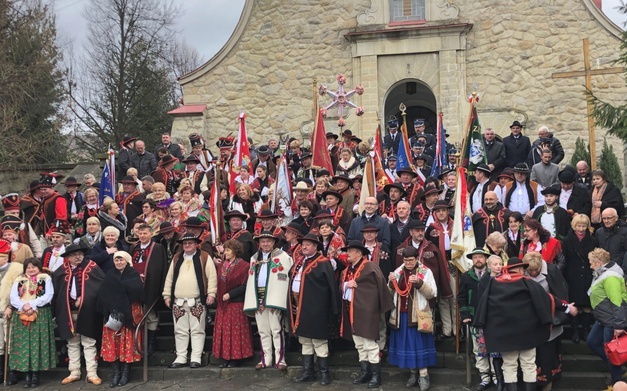 Wspólne pamiątkowe zdjęcie przed kościołem w Ujsołach