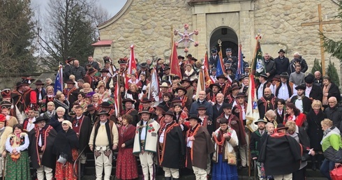 Wspólne pamiątkowe zdjęcie przed kościołem w Ujsołach