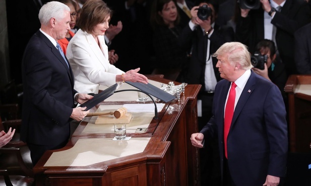 Trump nie podaję ręki Pelosi