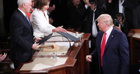 Trump nie podaję ręki Pelosi
