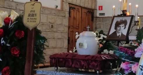 Dzięki niej ludzie poznawali Boga w języku migowym